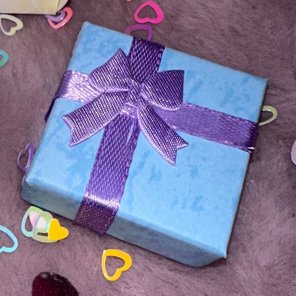 Mother’s Day Gift Necklace- Heart Shaped Flower Mom Pendant & Butterfly Gift Box - Picture 8 of 12